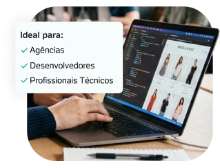 Pessoa alterando código da loja virtual